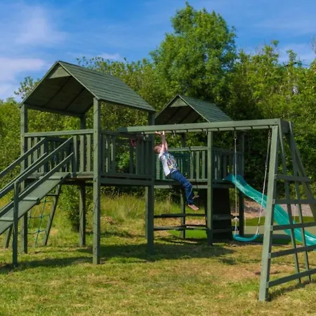 بيت للعطل Lakeside Retreat