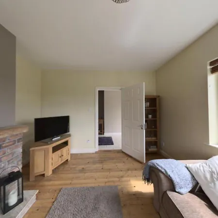 بيت للعطل Lakeside Retreat