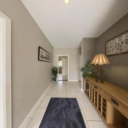 بيت للعطل Lakeside Retreat *