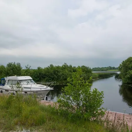 Lakeside Retreat * Carrick-on-Shannon