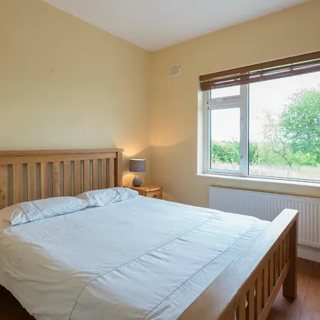 بيت للعطل Lakeside Retreat Carrick on Shannon